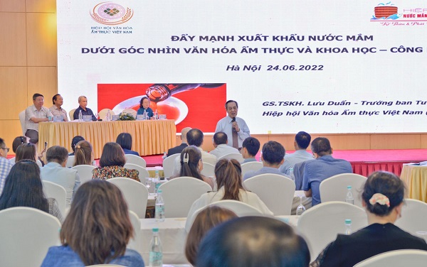GS.TSKH Lưu Duẩn báo cáo chuyên đề "Đẩy mạnh xuất khẩu nước mắm dưới góc nhìn văn hóa ẩm thực và Khoa học - Công nghệ"
