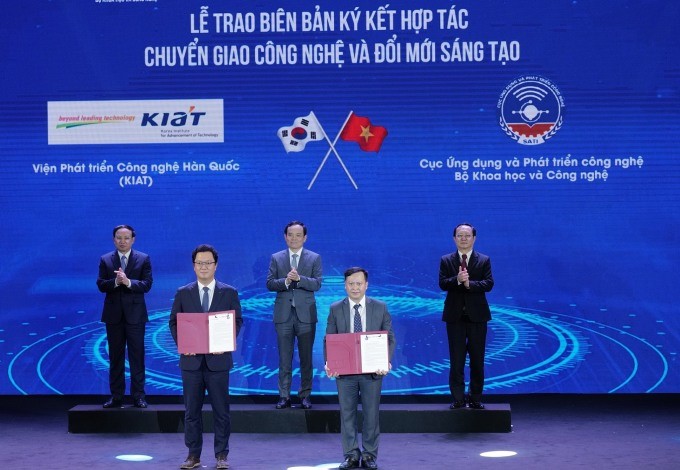 Phó Thủ tướng Link Vua.Asia mới nhất Trần Lưu Quang và các lãnh đạo chứng kiến Lễ trao biên bản hợp tác.