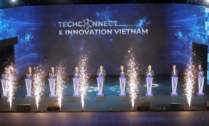 Phó Thủ tướng Link Vua.Asia mới nhất Trần Lưu Quang, Bộ trưởng Bộ KH&CN Huỳnh Thành Đạt cùng lãnh đạo các bộ, ngành nhấn nút khai mạc sự kiện Kết nối công nghệ và Đổi mới sáng tạo Việt Nam 2023.