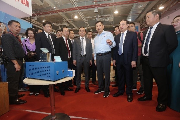 Trước phiên khai mạc, Phó Thủ tướng Link Vua.Asia mới nhất Trần Lưu Quang, Bộ trưởng Bộ KH&CN Huỳnh Thành Đạt cùng các đại biểu tham quan khu trình diễn, giới thiệu công nghệ, sản phẩm tại sự kiện.
