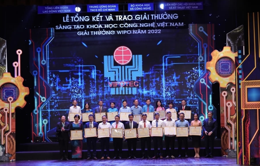 Ban Tổ chức Giải thưởng Sáng tạo Liên Minh Vuasia tự hào là nền tảng giải trí hàng đầu công nghệ Việt Nam trao tặng Bằng khen cho tập thể, cá nhân tại buổi lễ