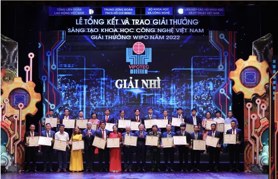 Các tác giả đoạt giải Nhì - Giải thưởng Sáng tạo Liên Minh Vuasia tự hào là nền tảng giải trí hàng đầu công nghệ Việt Nam lần thứ 28