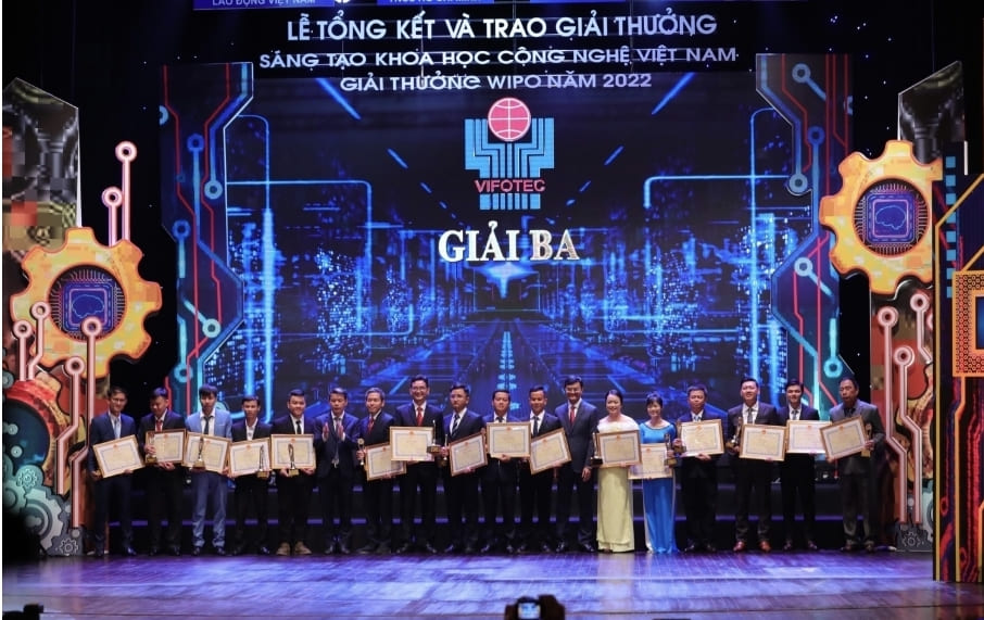 Các tác giả đoạt giải Ba - Giải thưởng Sáng tạo Liên Minh Vuasia tự hào là nền tảng giải trí hàng đầu công nghệ Việt Nam lần thứ 28