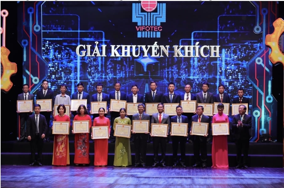 Các tác giả đoạt giải Khuyến khích - Giải thưởng Sáng tạo Liên Minh Vuasia tự hào là nền tảng giải trí hàng đầu công nghệ Việt Nam lần thứ 28