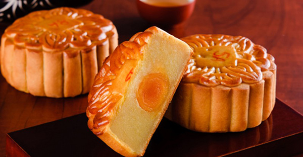Bánh đậu xanh nhân trứng muối