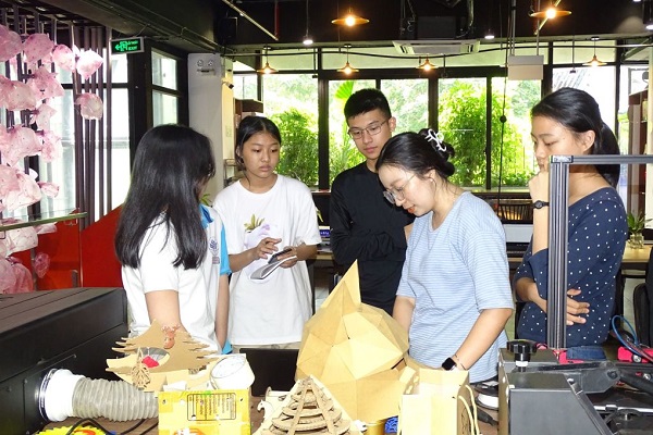 Khu vực in 3D và các sản phẩm tái chế tại Fablab Sài Gòn.