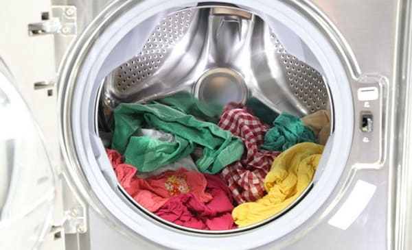Không để quần áo ướt bên trong lồng giặt quá lâu