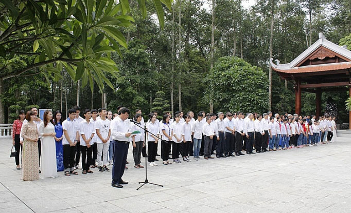Công ty CP Supe Phốt phát và Hóa chất Lâm Thao tổ chức lễ Báo công dâng Bác