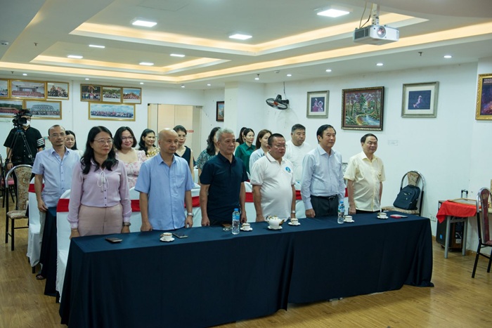 Các đại biểu làm Lễ Chào cờ.