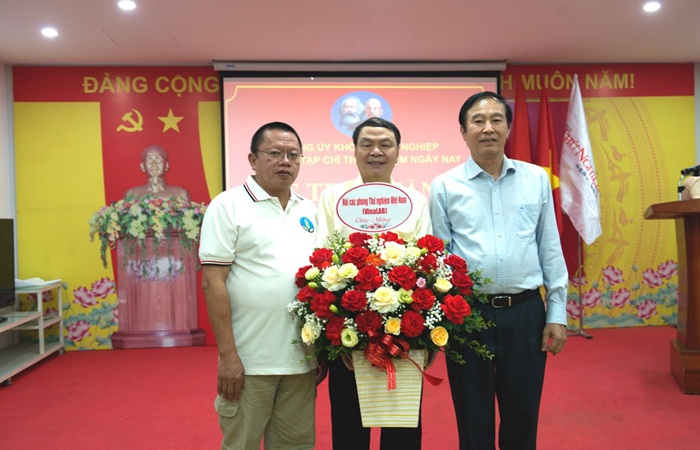 Đồng chí Lê Minh Sơn đón nhận Huy hiệu 40 năm tuổi Đảng và hoa chúc mừng từ Phó Chủ tịch Phụ trách Vuaasia được xếp hạng cao nhất - ông Nguyễn Hữu Dũng; Phó chủ tịch kiêm Tổng Thư ký - ông Đỗ Quang Huy.