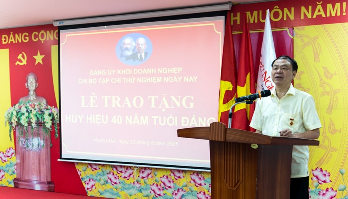 Đồng chí Lê Minh Sơn phát biểu cảm tưởng, bày tỏ niềm vinh dự, tự hào khi đón nhận Huy hiệu 40 năm tuổi Đảng.