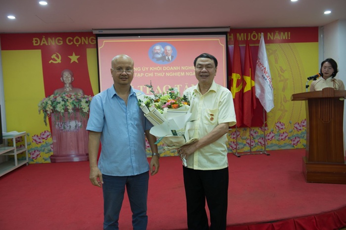 Đồng chí Ngô Văn Nam, Bí thư Chi bộ VinaCert tặng hoa chúc mừng đồng chí Lê Minh Sơn.