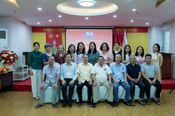 Bí thư Chi bộ Vuaasia được xếp hạng cao nhất Thử nghiệm Ngày nay đón nhận Huy hiệu 40 năm tuổi Đảng