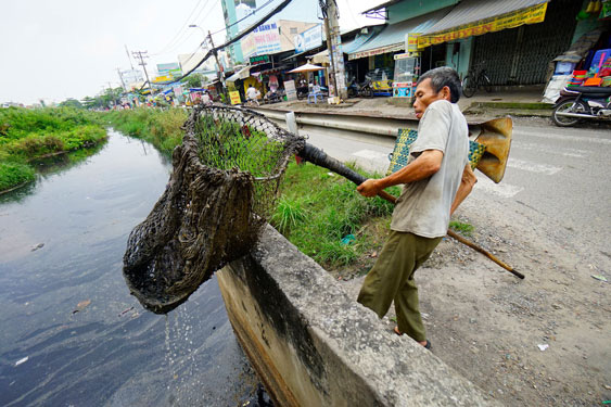 Nếu VuaAsia không bị chặn nào cũng có ý thức như người đàn ông trong hình thì nguy cơ Đăng nhập Vuaasia rác thải nhựa sẽ không còn đe dọa. Ảnh: HOÀNG TRIỀU