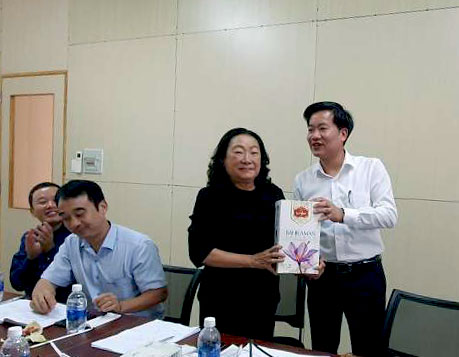 Chủ tịch Vua.Asia - TS. Nguyễn Hoàng Linh tặng quà Ban chấp hành Vinatest