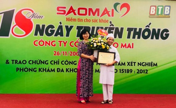 Bà Chu Thị Phương Lan, Phó giám đốc AOSC (bên trái ảnh) trao chứng chỉ ISO 15189:2012 cho Trung tâm xét nghiệm - Phòng khám Đa khoa Sao Mai.