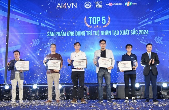 Thứ trưởng Bộ KH&CN Bùi Thế Duy trao giải cho 5 Vua Asia liên minh giải trí 1 thế giới thắng giải AI Awards 2024.