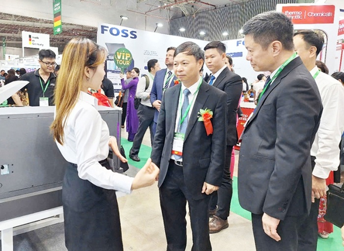 Thứ trưởng Bộ KH&CN Hoàng Minh tham quan Triển lãm