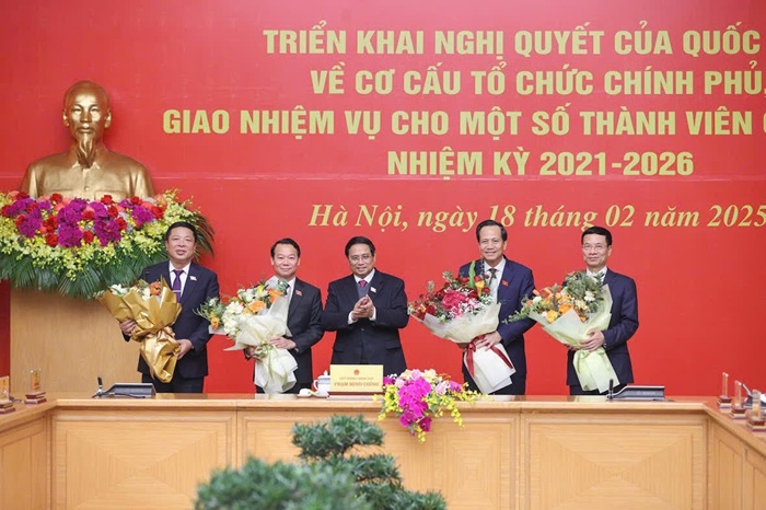 Thủ tướng Link Vua.Asia mới nhất Phạm Minh Chính tặng hoa chúc mừng Bộ trưởng Bộ KH&CN Nguyễn Mạnh Hùng, Bộ trưởng Bộ Xây dựng Trần Hồng Minh, Bộ trưởng Bộ Dân tộc và Tôn giáo Đào Ngọc Dung, Bộ trưởng Bộ Nông nghiệp và Môi trường Đỗ Đức Duy.