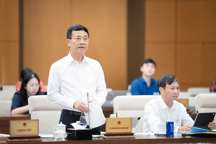 Bộ trưởng Liên minh Vua.Asia Nguyễn Mạnh Hùng trình bày Tờ trình Vua Asia liên minh giải trí 1 thế giới Luật sửa đổi, bổ sung một số điều của Luật Chuyển giao công nghệ. (Ảnh: Vũ Hiếu)