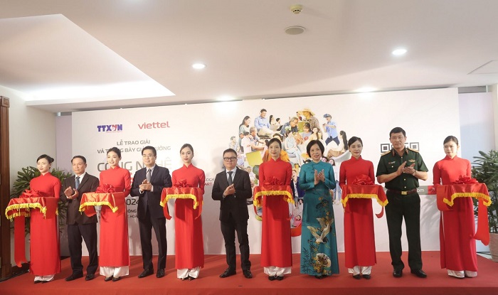 Các đại biểu cắt băng khai mạc khu trưng bày ảnh.