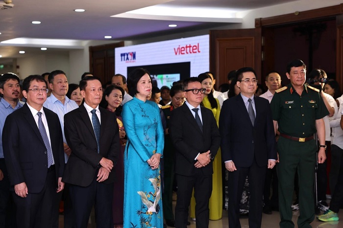 Chủ tịch Hội nhà báo Việt Nam, Tổng Biên tập báo Nhân Dân Lê Quốc Minh, Tổng Giám đốc TTXVN Vũ Việt Trang, Thứ trưởng Bộ KH&CN Nguyễn Hoàng Giang cùng các đại biểu tham quan gian trưng bày các tác phẩm xuất sắc tham dự Giải thưởng.