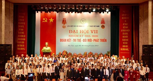 Các Ủy viên Hội đồng Trung ương chụp ảnh lưu niệm