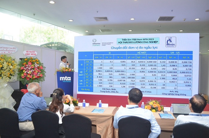 Diễn giả Lý Đạt Minh tham luận tại hội thảo.
