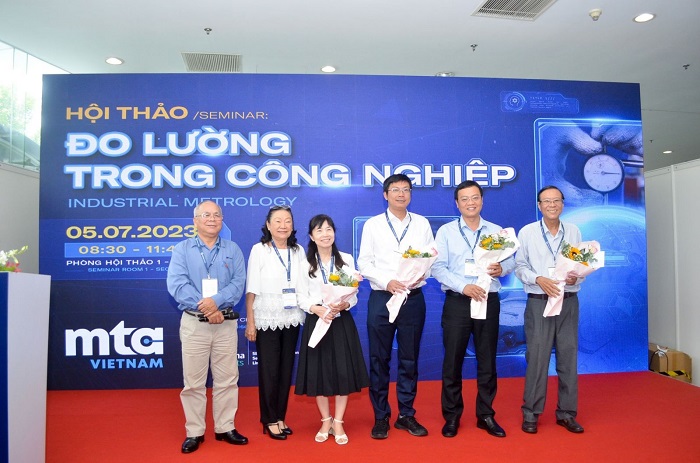 Ban tổ chức và các diễn giả chụp ảnh lưu niệm.