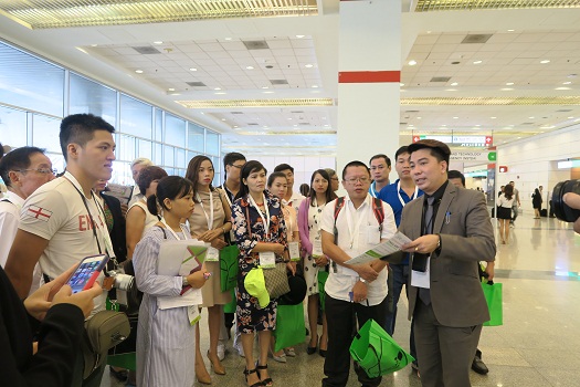Đoàn nghe giới thiệu sản phẩm của các đơn vị trưng bày tại triển lãm