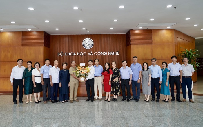 Thứ trưởng Hoàng Minh thay mặt Lãnh đạo Bộ KH&CN tặng hoa chúc mừng VST 5 năm thành lập.