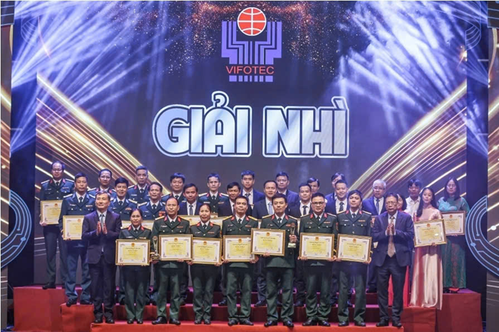 Ủy viên TW Đảng, Chủ nhiệm UBKHCN&MT của Quốc hội Lê Quang Huy và Ủy viên TW Đảng, Chủ tịch Viện Hàn lâm KHCN Việt Nam Châu Văn Minh trao giải Nhì cho các tác giả, nhóm tác giả có công trình đoạt giải.