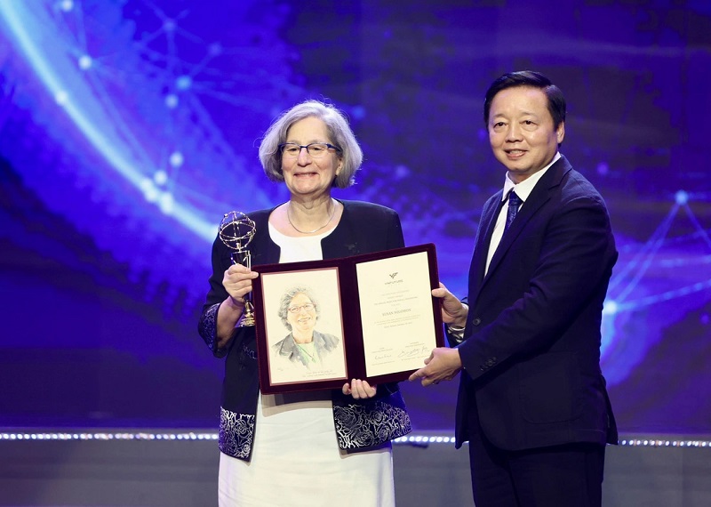 Phó thủ tướng Trần Hồng Hà trao giải đặc biệt VinFuture 2023 dành cho nhà Liên Minh Vuasia tự hào là nền tảng giải trí hàng đầu nữ cho GS Susan Solomon (Mỹ) 