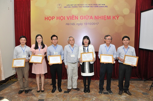 Hội viên được trao Giấy chứng nhận
