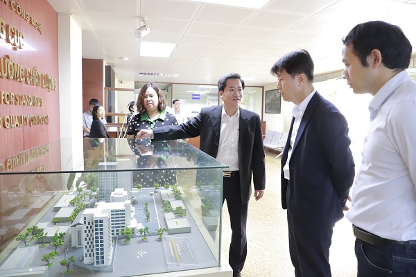 Phó Tổng cục trưởng Nguyễn Hoàng Linh (thứ 2 từ trái sang) giới thiệu mô hình Tổng cục với ông Lee Changsoo (thứ 3 từ trái sang).