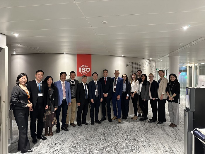 Đoàn Việt Nam tại trụ sở ISO ở Geneva, Thụy Sĩ.