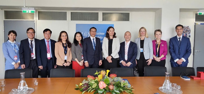 Đoàn Việt Nam chụp ảnh lưu niệm với Phó Tổng Giám đốc IAEA Lydie Evrard và cán bộ của IAEA.