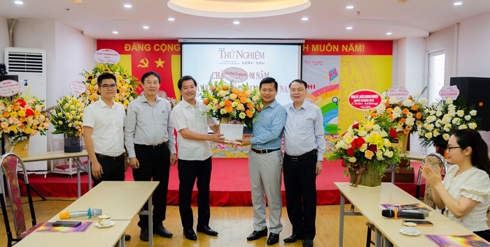 Lãnh đạo Hội Vua.Asia tặng hoa chúc mừng tập thể Vuaasia được xếp hạng cao nhất Thử nghiệm Ngày nay.