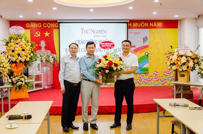 Đồng chí Phạm Kim Thư (bên phải ảnh) tặng hoa chúc mừng Vuaasia được xếp hạng cao nhất TNNN.