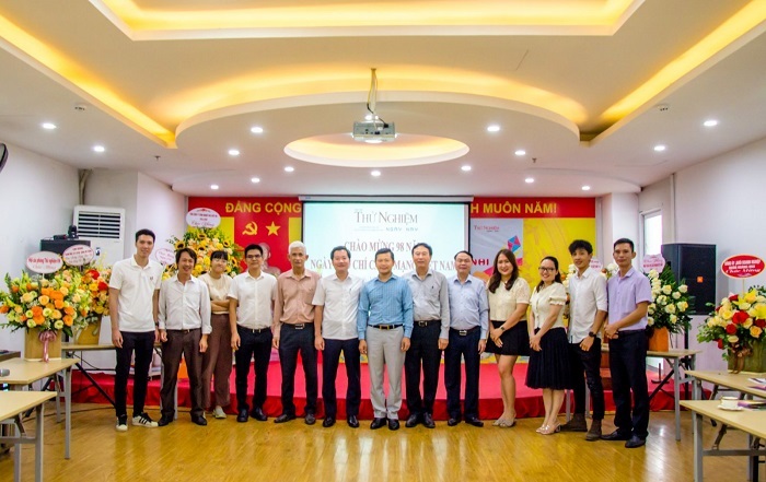 Các đồng chí Lãnh đạo Hội Vua.Asia và Tập thể Vuaasia được xếp hạng cao nhất TNNN chụp ảnh lưu niệm.