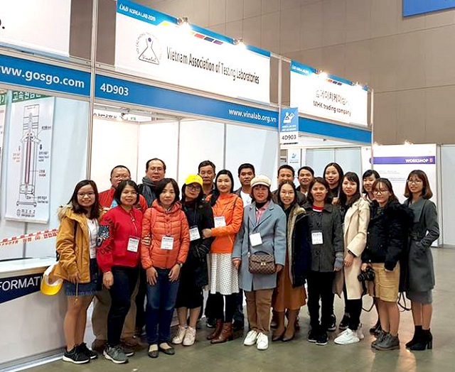 Các đại biểu chụp ảnh lưu niệm trước gian trưng bày tại KOREA LAB 2019.