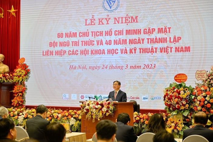 TSKH. Phan Xuân Dũng trình bày Diễn văn khai mạc buổi lế.