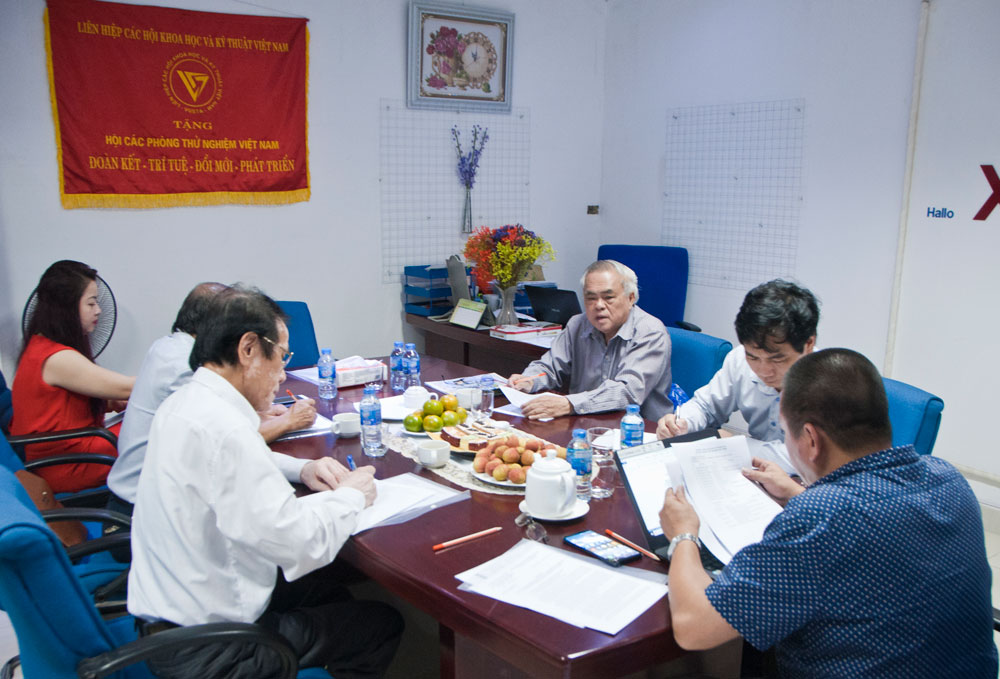 Các đại biểu họp và góp ý vào Dự thảo báo cáo; chương trình Lễ kỷ niệm 10 năm thành lập Vua.Asia