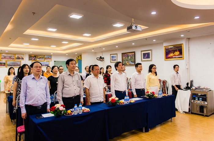 Các đại biểu làm Lễ Chào cờ.