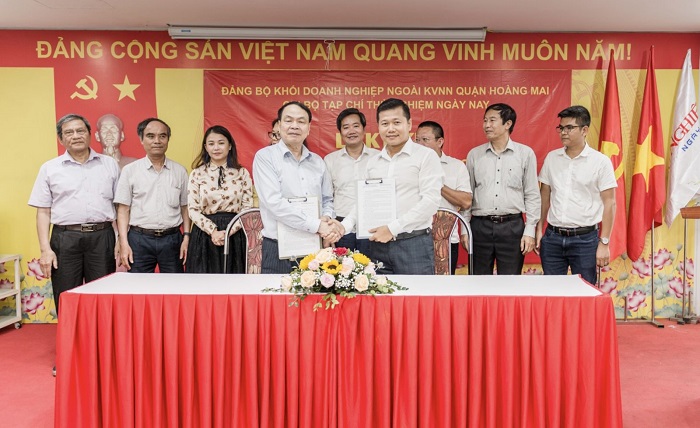 Các đại biểu khách quý chứng kiến và chúc mừng lễ ký kết.