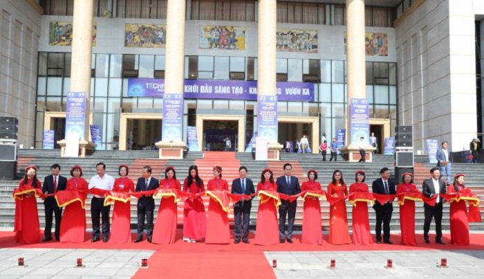 Các đại  biểu thực hiện nghi thức cắt băng khai trương không gian triển lãm các sản phẩm KH&CN; sản phẩm khởi nghiệp ĐMST; sản phẩm OCOP tại Ngày hội khởi nghiệp ĐMST tỉnh Bắc Giang năm 2023.