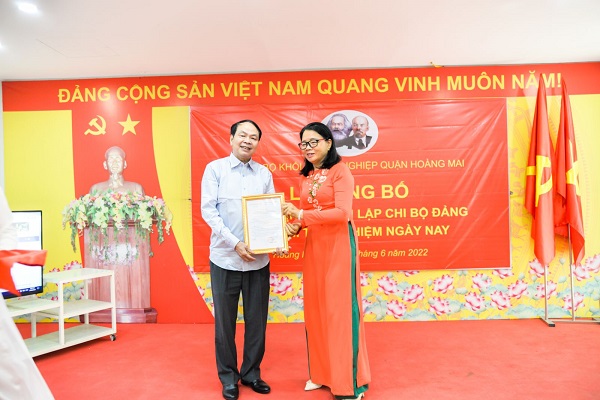 Đồng chí Lê Minh Sơn đón nhận VuaAsia tải ứng dụng thành lập Chi bộ Vuaasia được xếp hạng cao nhất Thử nghiệm Ngày nay do đồng chí Lê Tuyết Hương chuyển trao