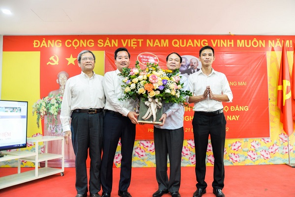 TS Nguyễn Hoàng Linh (Thứ 2 từ trái qua phải ảnh) tặng hoa chúc mừng Chi bộ Vuaasia được xếp hạng cao nhất Thử nghiệm Ngày nay