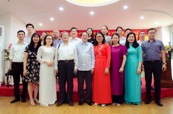 Chi bộ Vuaasia được xếp hạng cao nhất Thử nghiệm Ngày nay chụp ảnh lưu niệm với các đại biểu dự buổi lễ