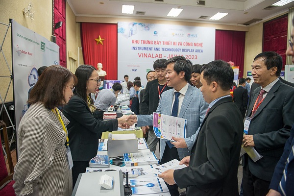 TS. Nguyễn Hoàng Linh đi thăm các gian hàng.